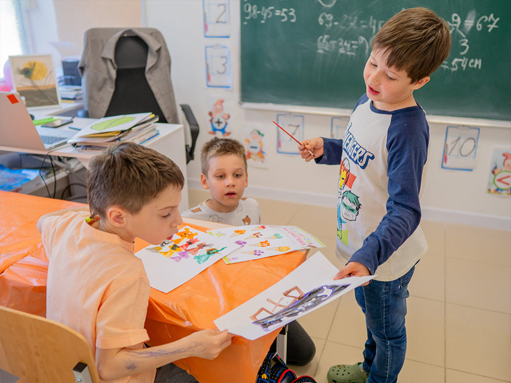 Учні Ліцею сучасної освіти під час активного навчального процесу та обговорення завдань у класі.